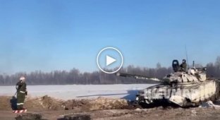 Минобороны РФ публикует кадры вывода танков с учений