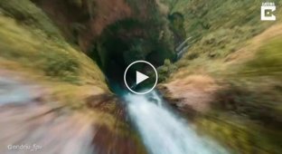 Захватывающая съемка мистического 200-метрового индонезийского водопада с дрона
