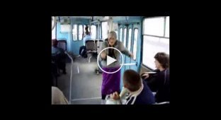 Бабка отжигает в городском транспорте