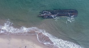An unknown sunken ship washed up on the Canadian coast (10 photos + 1 video)