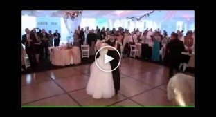 Еще один забавный танец с изюминкой на свадьбе