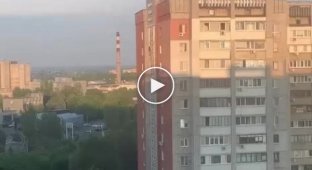 In Dnipro, a schoolboy without insurance climbs to the 16th floor of a house