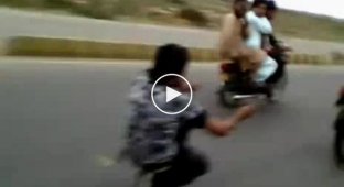 Пакистанские ребята изобретают новые методы езды на мотоцикле
