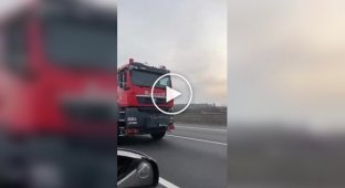 На дорогах Китаю помітили «двоголову» пожежну машину