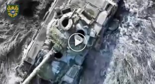 Украинский дрон сбрасывает гранаты в люки российских танков Т-72Б на Авдеевском направлении