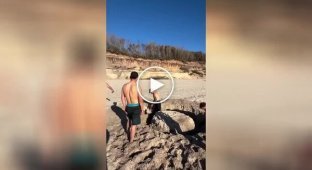 Компанія друзів викопала собі тусовочне місце прямо на пляжі