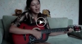 Девушка красиво играет и поет на гитаре