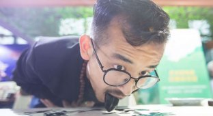 Китайский художник пишет картины языком (4 фото)