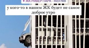 В Москве водитель Porsche пробил стену паркинга на третьем этаже (3 фото)