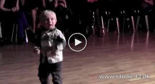 2-year-old dancer William came out to excite the audience