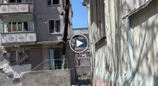 Ukrainian soldiers on the streets of Bakhmut, sounds of battle between Ukrainian and Russian troops can be heard in the background