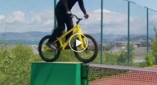 Is it possible to ride a tennis net on a bicycle