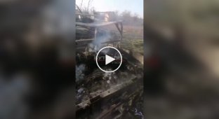 Двоє окупантів знаються на останках ліквідованих соратників