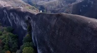 Прогулка по горе-лезвию для самых смелых путешественников (5 фото + 1 видео)