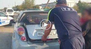 В Узбекистане остановили автомобиль, который был битком набит маленькими детьми