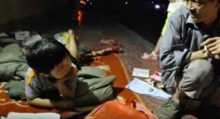 Бездомный воспитал девочку, которую мать выбросила на помойку (9 фото)