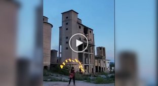 Китайський артист, який любить грати з огнем