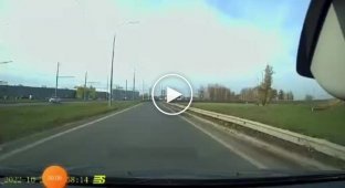 This driver knows how to effectively overtake in a turn. The moment of an accident with a car overturn in Ryazan