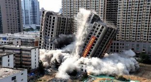 В Китае технично снесли два незаконно построенных здания, простоявших пустыми в течение 9 лет (4 фото + 1 видео)