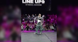 Необычный танец девушки на танцполе