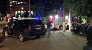 В Волгограде женщина протаранила на перекрестке Cadillac Escalade (4 фото + 1 видео)