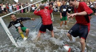 Мокрый футбол в Великобритании (5 фото)