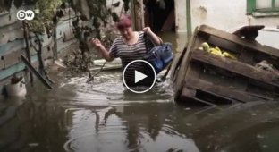 Вода в Херсоне постепенно отступает, и люди смогли попасть в свои квартиры, чтобы забрать самое необходимое