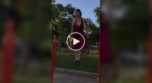 Девушка на турнике показала впечатляющую физическую форму
