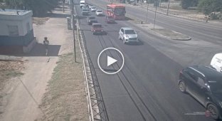Не дождалась 4 секунды. В Волгограде женщина попыталась перебежать дорогу на красный свет