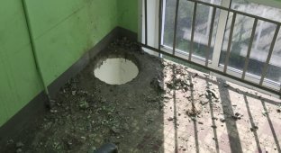 В Москве украли мусоропровод (6 фото)