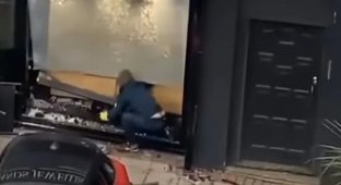 В Англии воры протаранили ювелирный магазин средь бела дня (3 фото + 1 видео)
