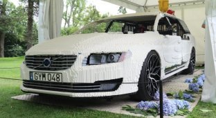 Volvo V70 in 1 to 1 scale from 370,000 LEGO bricks (7 photos + 1 video)