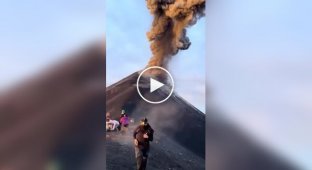 Огненный обстрел в Гватемале: туристы едва не превратились в уголь во время извержения вулкана Фуэго