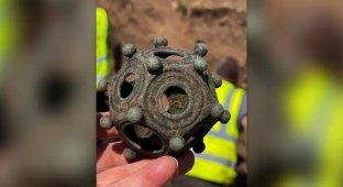 Римский додекаэдр обнаружен археологами-любителями в Великобритании (3 фото)