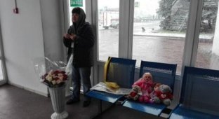 В Ростове начали продавать цветы и игрушки для пришедших почтить память жертв авиакатастрофы (2 фото)
