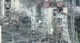 Журналист Денис Казанский опубликовал новое видео из Бахмута. Город фактически уничтожен