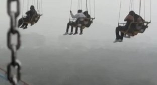 Hanging in the air: an attraction with people stopped in the midst of a powerful storm (2 photos + 1 video)