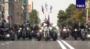 Глава российских тик-ток войск проехался по центру Грозного на трехколесном мотоцикле