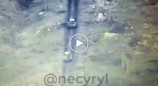 Украинский БПЛА наносит удар по российскому танку с помощью беспилотника