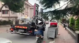 This is how a tow truck works in Turkey
