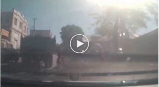 В Ростове-на-Дону женщина пыталась голыми руками остановить двигающийся грузовик