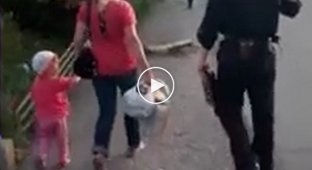 Полицейский задержал женщину с ребёнком