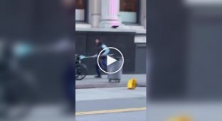 В центре Сан-Франциско развернулась необычная сцена: четверо мужчин устроили потасовку, используя в качестве оружия метлы