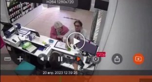 Two grandmothers had a fight in a cell phone store