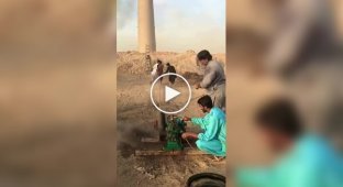 Мужчины придумали креативное развлечение из подручных материалов
