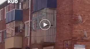 Пенсионер-инвалид из Тимашевска своими руками собрал механизм, чтобы взлетать на третий этаж