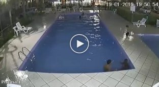 Швейцар успел спасти мальчика, решившего поплавать во взрослом бассейне