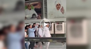 В Индии чиновник привез в храм кондиционеры только для своего визита