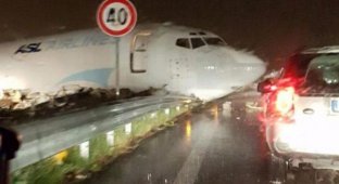 В аэропорту Бергамо грузовой самолет выехал на автостраду (3 фото)