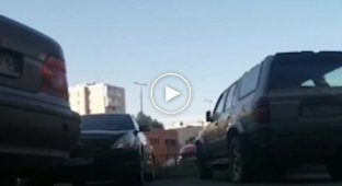 В Петербурге мужчина разбил лопатой машину неприятеля и прислал ему видео процесса